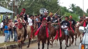 Ribuan Warga Antusias Sambut Festival Parade 1.001 Ekor Kuda Sandelwood di Waibakul