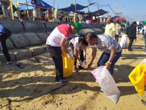 Walikota Jefri Riwu Kore Pimpin Aksi World Cleanup Day di Pantai Warna
