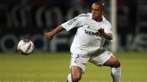 Benzema Butuh 10 Laga Lewati Rekor Roberto Carlos
