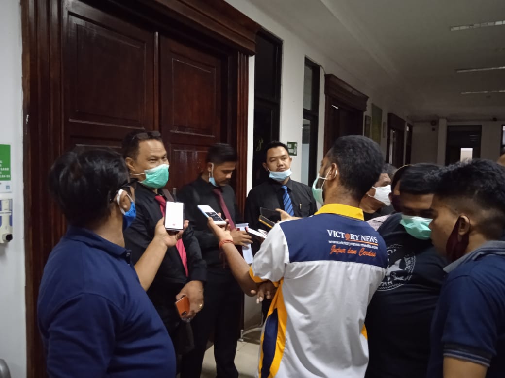 Tim Kuasa Hukum Stefanus Sulaiman sedang dikerumuni wartawan usai sidang pembacaan tutuntan JPU, Kamis(12/11/2020)