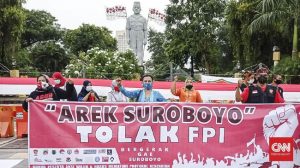 Massa Penolak Rizieq di Surabaya Bentrok dengan Anggota FPI
