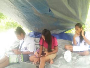 Akses Telkomsel Buruk, ‘Paksa’ Siswa di Ile Bura Buka Tenda Belajar Daring di Tepi Jalan