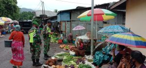 TNI Operasi Disiplin Prokes 3M,3T di Pasar Podar Solor Timur