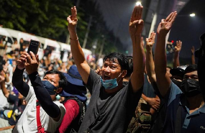 Ribuan Demonstran Thailand Bentrok Dengan Polisi di Dekat Istana Raja