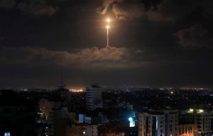 Israel Dihujani Roket Hamas, Maskapai Ramai Batal Terbang