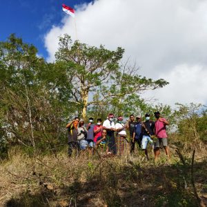 HUT  RI 76, Sekelompok Pemuda Sikka Kibarkan Bendera di Situs Budaya Bukit Kewa Gahar Edo Eo Keo