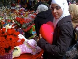 Jelang Hari Valentine Arab Saudi Kini Ikut Ramaikan Lautan Baju Merah
