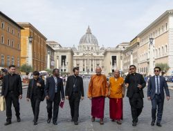 Romo Markus Solo SVD Damping Dua Pemimpin Buddha dari Mongolia di Vatikan