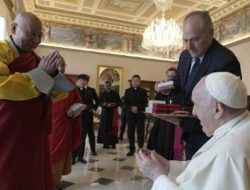 Paus Terima Petinggi Buddha Mongolia dan Ajak Kerja Sama Kemanusiaan