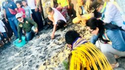 Turun ke Desa Binaan Bank NTT Penjabat Bupati Lembata Melepas 610 Anak Tukik