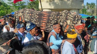 Gubernur Laiskodat Hadiri Pemakaman Adat Raja Nggongi Umbu Yadar