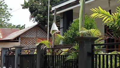 Akhirnya PN Larantuka & PT BPR Bina Usaha Dana Cabut Papan Sita Lelang di Rumah Debitur Ricky Leo